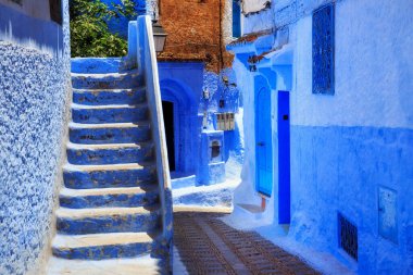 Chefchaouen, Fas 'taki Medine' nin mavi duvarlarının manzarası. Chaouen olarak da bilinen şehir, binalarının mavi tonlarıyla ünlüdür ve bu Şef 'i ziyaretçiler için çok çekici kılar..