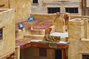 Deriler Fez 'deki eski tabakhane binalarının çatılarında kurumuş. Fas 'ta. Şehirdeki solaryum endüstrisi en önemli turizm merkezlerinden biri olarak kabul ediliyor..