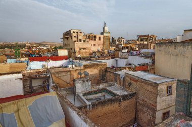 Fas 'taki Fez' in Medina semtindeki eski binaların çatıları. Fez 'in Medina' sı Dünya Mirası Listesi 'nde yer alıyor ve dünyanın en büyük yaya bölgelerinden biri olduğuna inanılıyor..