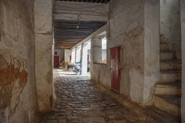 Meknes Medine 'de eski püskü duvarlar. Meknes, Fas 'ın dört imparatorluk şehrinden biridir ve krallıktaki altıncı büyük nüfus şehridir..
