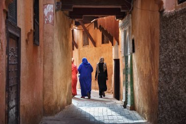 Meknes Medine 'deki meçhul yerli kadınlar. Meknes, Fas 'ın dört imparatorluk şehrinden biridir ve krallıktaki altıncı büyük nüfus şehridir..