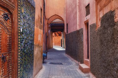 Meknes Medine 'sinin renkli dar sokakları. Meknes, Fas 'ın dört imparatorluk şehrinden biridir ve krallıktaki altıncı büyük nüfus şehridir..