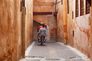 Meknes Medina 'da scooter' da bilinmeyen adamlar var. Meknes, Fas 'ın dört imparatorluk şehrinden biridir ve krallıktaki altıncı büyük nüfus şehridir..