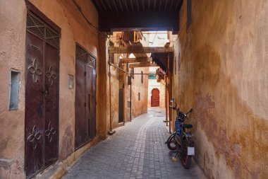 Meknes Medine 'sinin boş dar sokakları. Meknes, Fas 'ın dört imparatorluk şehrinden biridir ve krallıktaki altıncı büyük nüfus şehridir..