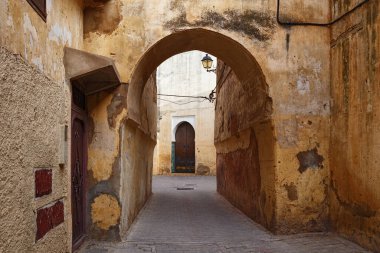 Meknes Medine 'deki eski sokaklar. Meknes, Fas 'ın dört imparatorluk şehrinden biridir ve krallıktaki altıncı büyük nüfus şehridir..