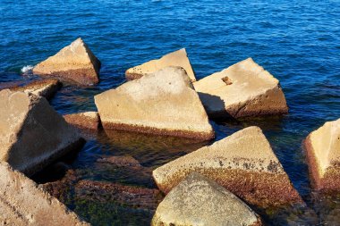 Güneşli bir günde Akdeniz kıyısındaki taşlara bakın..