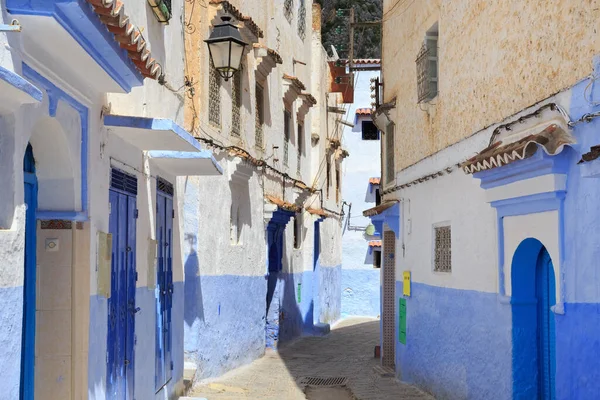 モロッコのChefchaouenにあるメディナ地区の壁の景色 Chaouenとしても知られている街は 青の色合いの建物で知られており それはChefchaouenを訪問者に非常に魅力的にします — ストック写真