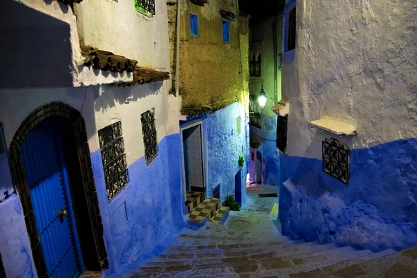 チェフコーエン モロッコのメディアでの夜景 市は青の色合いの建物のために注目されており それはChefchaouenを訪問者に非常に魅力的にします — ストック写真