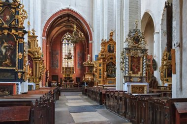 TORUN, POLAND - 01 Aralık 2016: Vaftizci Aziz Yahya 'nın gotik Katolik kilisesi ve Torun Katedrali olarak da bilinen Evanjelist Aziz John' un İçi. 