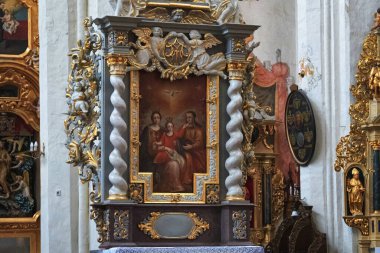 TORUN, POLAND - 01 Aralık 2016: Vaftizci Aziz Yahya 'nın gotik Katolik kilisesi ve Torun Katedrali olarak da bilinen Evanjelist Aziz John' un İçi. 