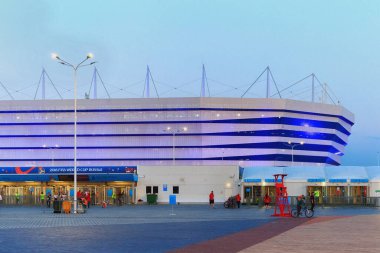 KALININGRAD, RUSSIA - 16 Haziran 2018: Rusya 'da oynanan 2018 FIFA Dünya Kupası karşılaşmaları için modern Kaliningrad futbol stadyumunun (Arena Baltika olarak da bilinir) akşam manzarası.