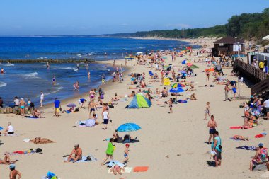 ZELENOGRADSK, KALINGRAD REGION, RUSSIA - 18 Haziran 2019: Baltık Denizi kıyısındaki ünlü tatil beldesi Zelenogradsk 'ta (eskiden Cranz olarak bilinen) bilinmeyen insanlar.