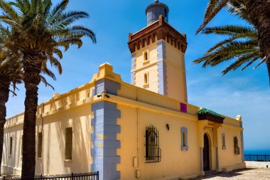 Kuzey Fas 'taki Cape Spartel' deki Atlantik Okyanusu kıyısındaki eski deniz fenerinin manzarası..