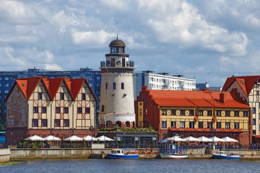 KALINGRAD, RUSSIA - 22 AĞUSTOS 2019: Güneşli bir günde Kalininingrad 'ın merkezinde Balıkçı Köyü olarak bilinen ünlü etnografik bölge.