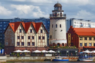 KALINGRAD, RUSSIA - 22 AĞUSTOS 2019: Güneşli bir günde Kalininingrad 'ın merkezinde Balıkçı Köyü olarak bilinen ünlü etnografik bölge.