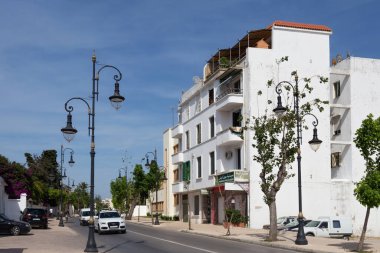 TANGIER, Fas - 27 Mayıs 2017: Kuzey Fas 'ta Tanca' nın yerleşim yerindeki modern binalar.