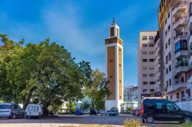TANGIER, MoroCCO - 27 Mayıs 2017: Tanca 'nın tarihi bölümünde Muhammed V Camii' nin minaresinin görüntüsü.