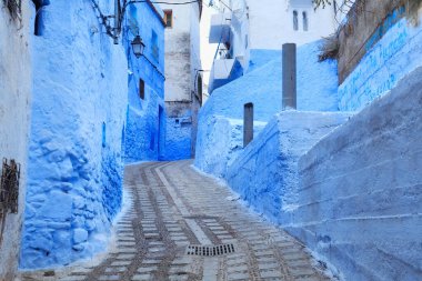 CHEFCHAOUEN, FOCCO - 28 Mayıs 2017: Chaouen 'deki Medine' nin mavi duvarlarının görüntüsü. Şehir binalarının mavi tonlarıyla ünlüdür ve bu Şef 'i ziyaretçiler için çok çekici kılar..