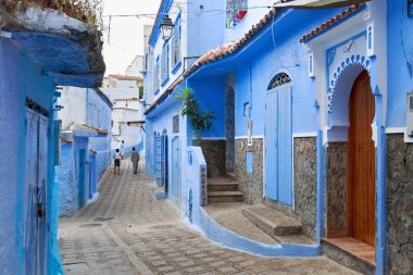 CHEFCHAOUEN, FOCCO - 28 Mayıs 2017: Chaouen 'deki Medine' nin mavi duvarlarının görüntüsü. Şehir binalarının mavi tonlarıyla ünlüdür ve bu Şef 'i ziyaretçiler için çok çekici kılar..
