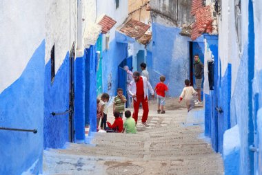 CHEFCHAOUEN, FOCCO - 28 Mayıs 2017: Chaouen 'deki Medine halkı. Şehir binalarının mavi tonlarıyla ünlüdür ve bu Şef 'i ziyaretçiler için çok çekici kılar..