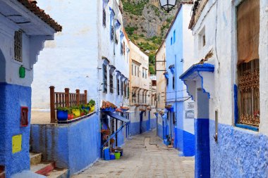 CheFCHAOUEN, MoroCCO - 29 Mayıs 2017: Chaouen 'deki Medine' nin mavi duvarlarının görüntüsü. Şehir binalarının mavi tonlarıyla ünlüdür ve bu Şef 'i ziyaretçiler için çok çekici kılar..