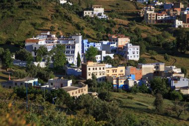 Şef Chaouen, Fas 'ın banliyösündeki konut binalarının manzarası. Chaouen olarak da bilinen şehir, binalarının mavi tonlarıyla ünlüdür ve bu Şef 'i ziyaretçiler için çok çekici kılar.