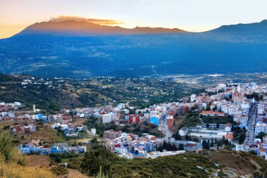 Chefchaouen, Fas 'ın varoş mahallesinin manzarası. Aynı zamanda Chaouen olarak da bilinen şehir, binalarının mavi tonlarıyla ünlüdür..