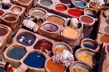 Fez, MoroCCO - 31 Mayıs 2017: Fez 'deki tabakhane. Şehirdeki bronzlaşma sektörü başlıca turizm merkezlerinden biri olarak kabul ediliyor. Tabakhaneler boya dolu yuvarlak taş kuyularıyla dolu.