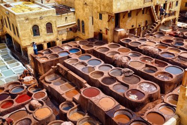 Fez, MoroCCO - 31 Mayıs 2017: Fez 'deki tabakhane. Şehirdeki bronzlaşma sektörü başlıca turizm merkezlerinden biri olarak kabul ediliyor. Tabakhaneler boya dolu yuvarlak taş kuyularıyla dolu.