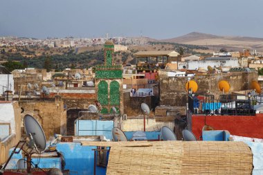 FEZ, MOROCCO - 31 Mayıs 2017: Medina 'nın Medine semtindeki eski binaların çatılarına bakın. Fez 'in Medina' sı Dünya Mirası Listesi 'nde yer almaktadır ve dünyanın en büyük yaya bölgelerinden biridir..