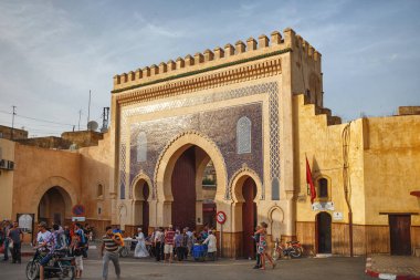 FEZ, MoroCCO - 31 Mayıs 2017: Ünlü tarihi Bab Bou Jeloud Kapısı. Süslü bir şehir kapısı ve eski Fez şehri Fes el Bali 'nin ana batı girişi..