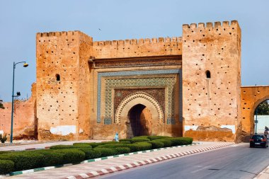 MEKNES, FOCCO - Haziran 01, 2017: Meknes 'teki Bab El Khemis Kapısı, 1673' te inşa edildi. Meknes, Fas 'ın dört imparatorluk şehrinden biridir ve krallıktaki altıncı büyük nüfus şehridir..
