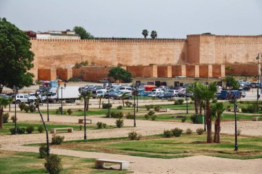 MEKNES, FOCCO - Haziran 01, 2017: Meknes 'teki tarihi duvarların bir parçası. Meknes, Fas 'ın dört imparatorluk şehrinden biridir ve krallıktaki altıncı büyük nüfus şehridir..