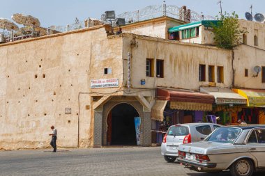 MEKNES, FOCCO - Haziran 01, 2017: Meknes Tarih Merkezi 'ndeki eski binalar. Meknes, Fas 'ın dört imparatorluk şehrinden biridir ve krallıktaki altıncı büyük nüfus şehridir..