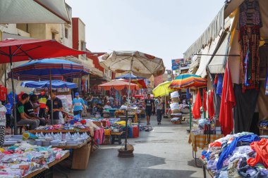 MEKNES, FOCCO - Haziran 01, 2017: Meknes Medine 'de tüketici malları olan eski pazar. Meknes, Fas 'ın dört imparatorluk şehrinden biridir ve krallıktaki altıncı büyük nüfus şehridir..