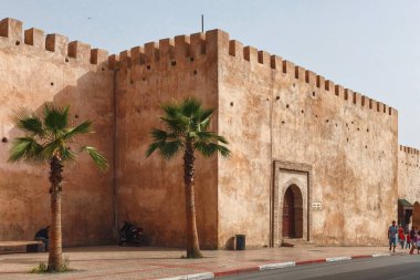 MEKNES, FOCCO - Haziran 01, 2017: Meknes tarih merkezindeki antik duvarların görüntüsü. Meknes, Fas 'ın dört imparatorluk şehrinden biridir ve krallıktaki altıncı büyük nüfus şehridir..