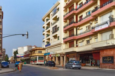MEKNES, FOCCO - HAZİRAN 01, 2017: Meknes Merkezi 'nde yeni yerleşim yerleri. Meknes, Fas 'ın dört imparatorluk şehrinden biridir ve krallıktaki altıncı büyük nüfus şehridir..