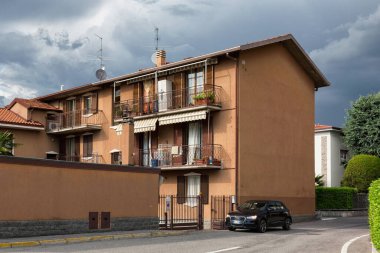 BERGAMO, İtalya - 21 Mayıs 2019: Yağmurlu güneşli bir günde Bergamo 'daki tipik yerleşim yeri, Lombardy.