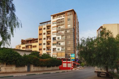 MEKNES, FOCCO - HAZİRAN 01, 2017: Meknes Merkezi 'ndeki konut binaları. Meknes, Fas 'ın dört imparatorluk şehrinden biridir ve krallıktaki altıncı büyük nüfus şehridir..