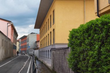 BERGAMO, İtalya - 21 Mayıs 2019: Bulutlu bir günde, Bergamo 'nun yerleşim bölgesinin dar yollarından biri, Lombardy. İtalya.