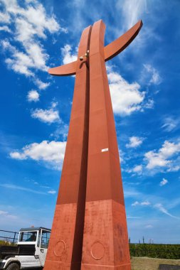 GDANSK, POLAND - 14 Mayıs 2017: Kentteki Gradowa Dağı 'nda Milenyum Haçı olarak bilinen anıt. Gdansk 'ın 1000. yıldönümü ve Hristiyanlığın 200. yıldönümü anısına yapılan haç..