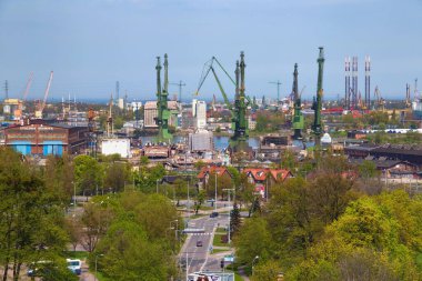 GDANSK, POLAND - 14 Mayıs 2017: Güneşli bir günde Stocznia Gdanska 'da (ünlü Gdansk tersanesi) liman turnaları. 