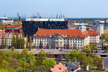GDANSK, POLAND - 14 Mayıs 2017: Polonya Ulusal Demiryolları Ofisi 'nin tarihi binası ve Gdansk' taki diğer binaların havadan görünüşü. 