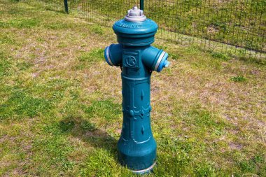 GDANSK, POLAND - 14 Mayıs 2017: Gdansk 'ta nostaljik tarzda mavi sütun yangın musluğu Krammer.