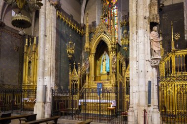 BARCELONA, İspanya - 15 Mayıs 2017: Barcelona 'daki Gotik Aziz Justus ve Papaz Bazilikası' nın arka sunağı. 1948 yılında Papa XII. Pius tarafından verilen küçük bazilika ünvanını aldı..