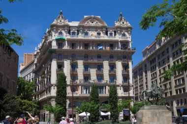 BARCELONA, İspanya - 15 Mayıs 2017: Güneşli bir günde Barcelona 'nın merkezinde modern tarzda eski tarihi binalardan biri.