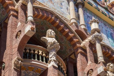 BARCELONA, İspanya - 15 Mayıs 2017: Katalan Müzik Sarayı 'nın dış detayları (Katalanca Palau de la Musica Catalana). 1905-1908 yılları arasında modernist tarzda tasarlanmış bir konser salonu.