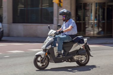 BARCELONA, İSPAN - 15 Mayıs 2017: Güneşli bir günde Barcelona 'nın merkezinde scooterlı bilinmeyen bir adam.