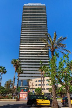 BARCELONA, İspanya - 15 Mayıs 2017: Barcelona 'nın merkezindeki Mapfre Kulesi gökdelen binasının manzarası.