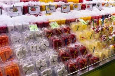 BARCELONA, İspanya - 16 Mayıs 2017: Barcelona 'daki ünlü La Boqueria pazarında plastik paketlerde taze meyve satışı.